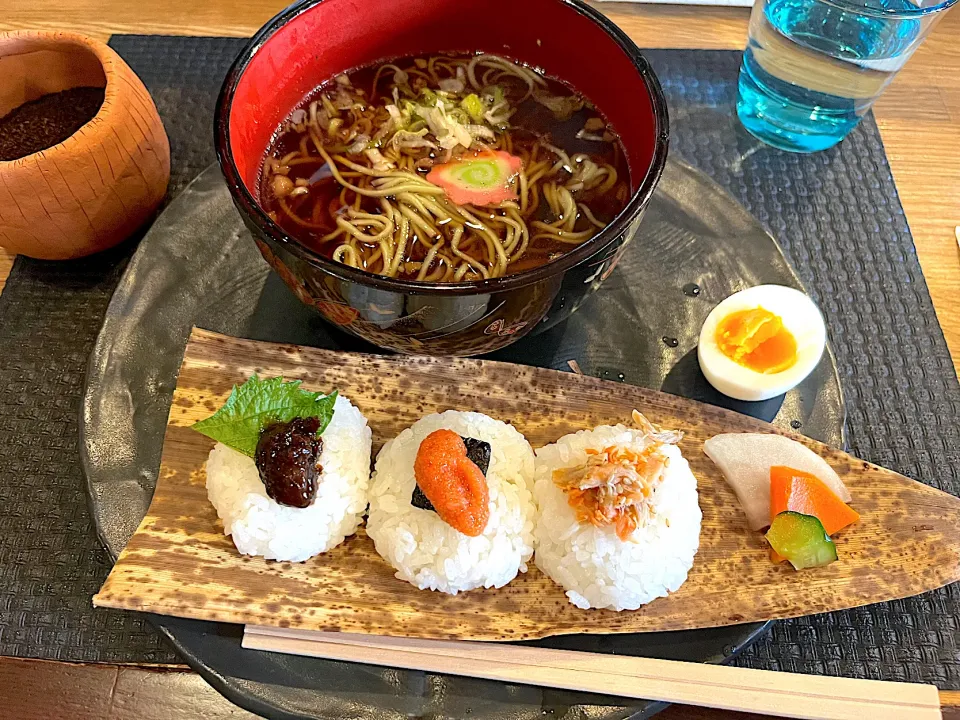 Snapdishの料理写真:本日のランチ、グリーン麺とおにぎり3種|きらさん