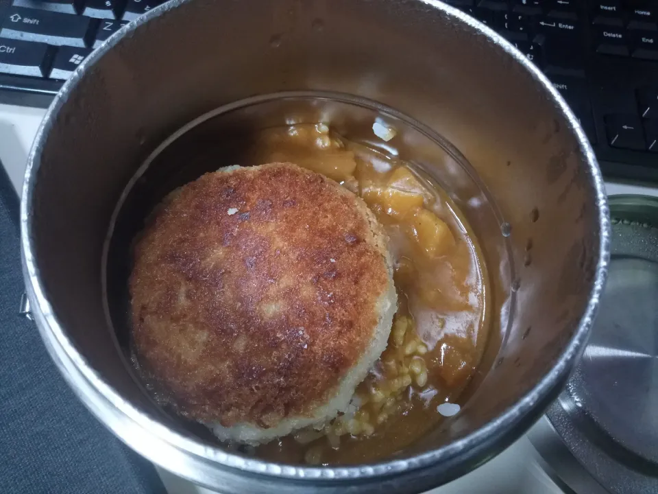 Snapdishの料理写真:甘口メンチカツカレーライス|darkbaronさん