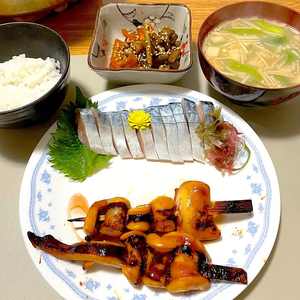 Snapdishの料理写真:2024/04/10 真鯖お刺身、イカ串焼き、手作りきんぴらゴボウ|kykyさん