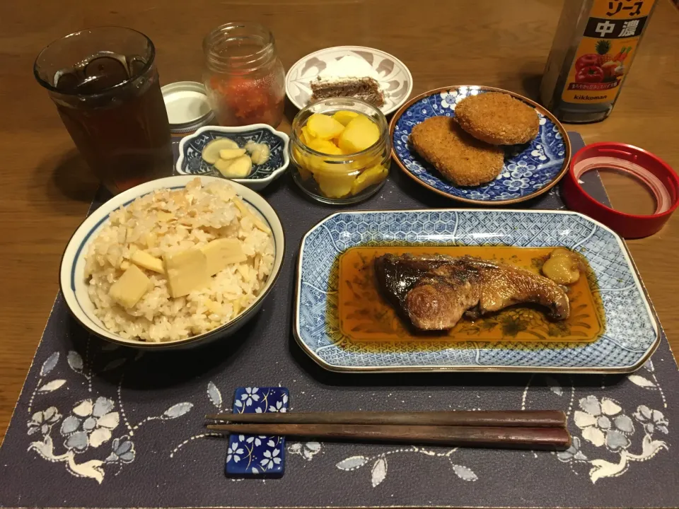 筍ご飯、ぶり照り、コロッケ、自家製ガリ、沢庵、辛子明太子、烏龍茶、炊飯器で焼いてホイップクリームをナッペしたチョコケーキ(夕飯)|enarinさん