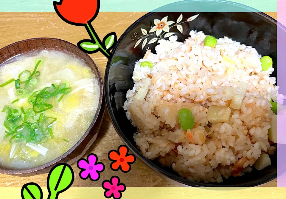 松山あげの味噌汁と鮭とタケノコと枝豆の炊き込みご飯🍚🌸🌸🌸|miiina・＊・さん