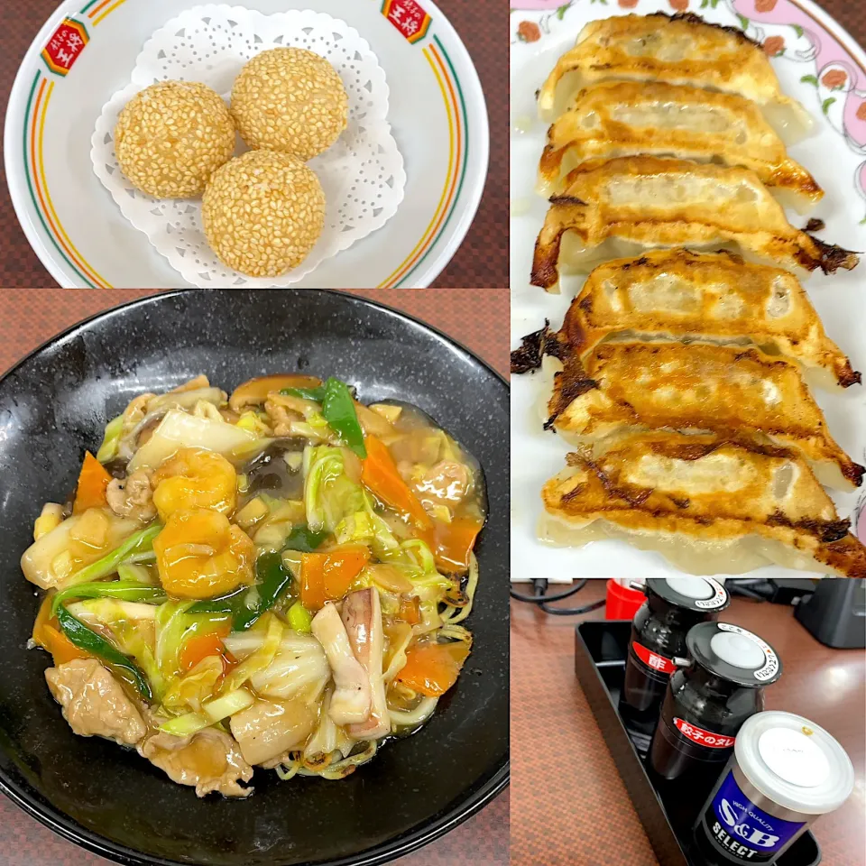 Snapdishの料理写真:海鮮あんかけ焼きそば🦞　餃子🥟　胡麻団子🍡|るみおんさん