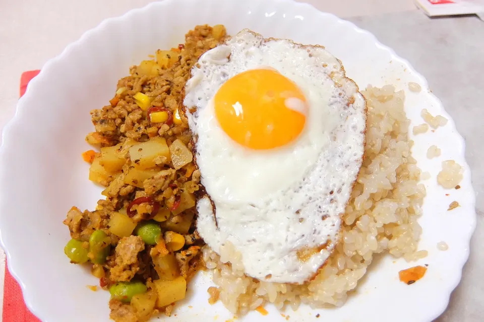 ガパオライス風
目玉焼きのせごはん✨|深夜特急fさん