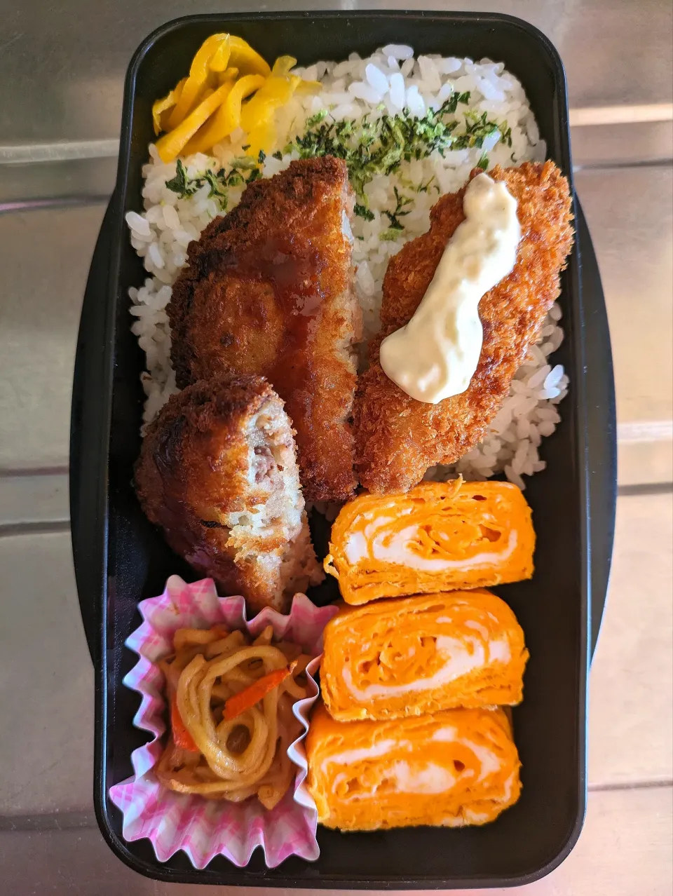 旦那弁当　2024/4/13

メンチカツ
白身魚のフライ
玉子焼き
焼きそば|ユキヨメ♪さん