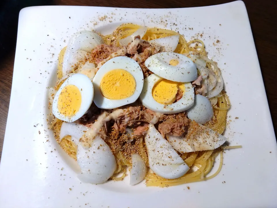 Snapdishの料理写真:つぶみそで新玉ねぎとシーチキン、茹で卵のパスタ🍝
つぶみそが味を決めてくれます😋|quitaさん