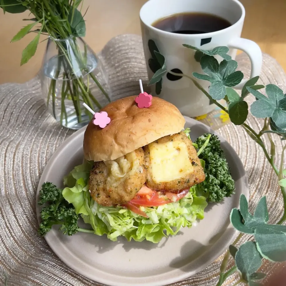 4/13❤︎チーズチキンオープン焼きサンド🌱✨

＊ 全粒粉ロールパン
＊ フリルレタス ＊キャベツ ＊トマト|Makinsさん