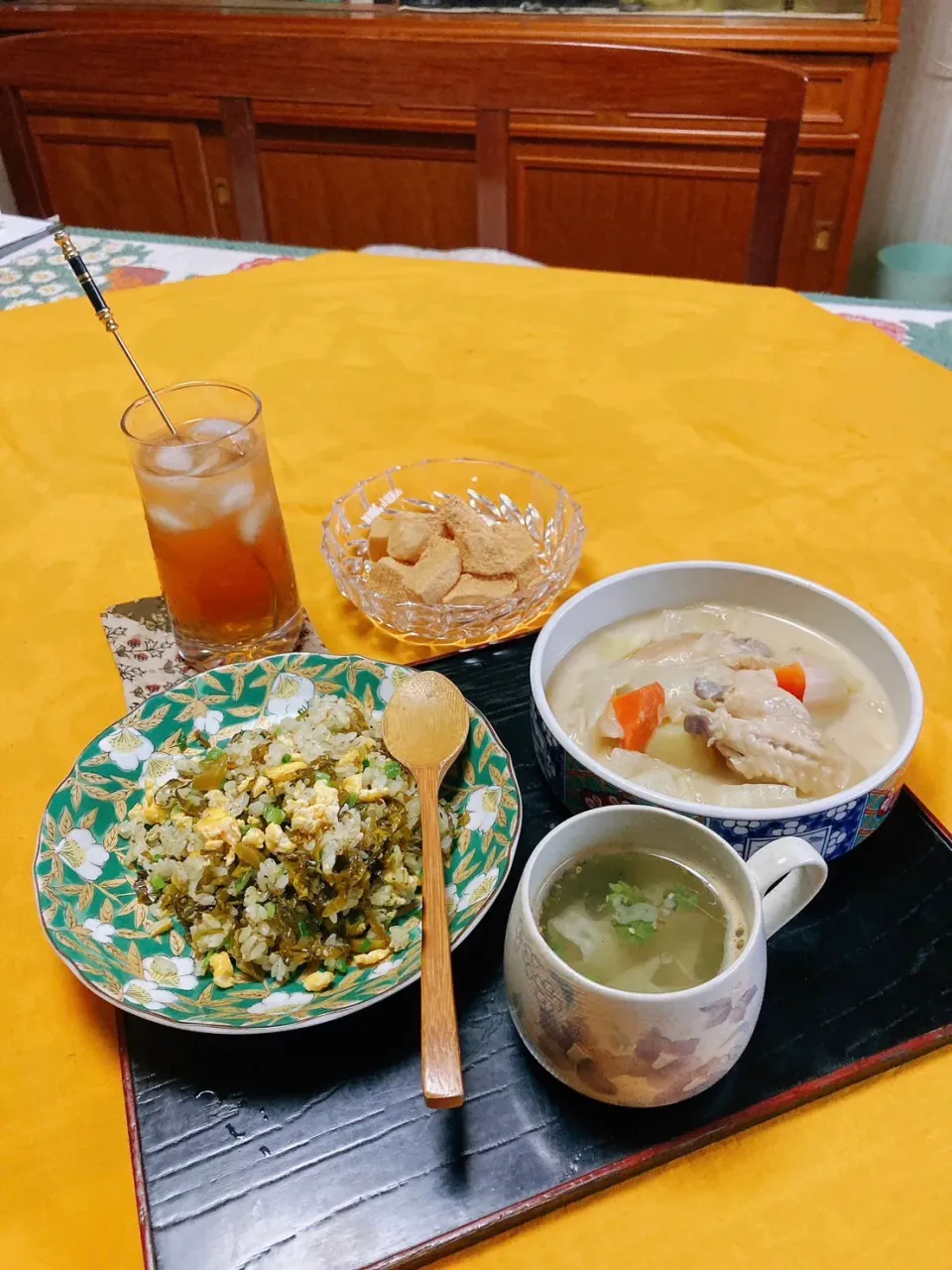 grandmaの晩ごはん☆ 高菜チャーハンしたよ〜
美味しそうやったから　白菜と鶏肉のクリーム煮…黒砂糖の梅ジュース➕暑かったから冷たいワラビ餅で頂きます|kaoriさん