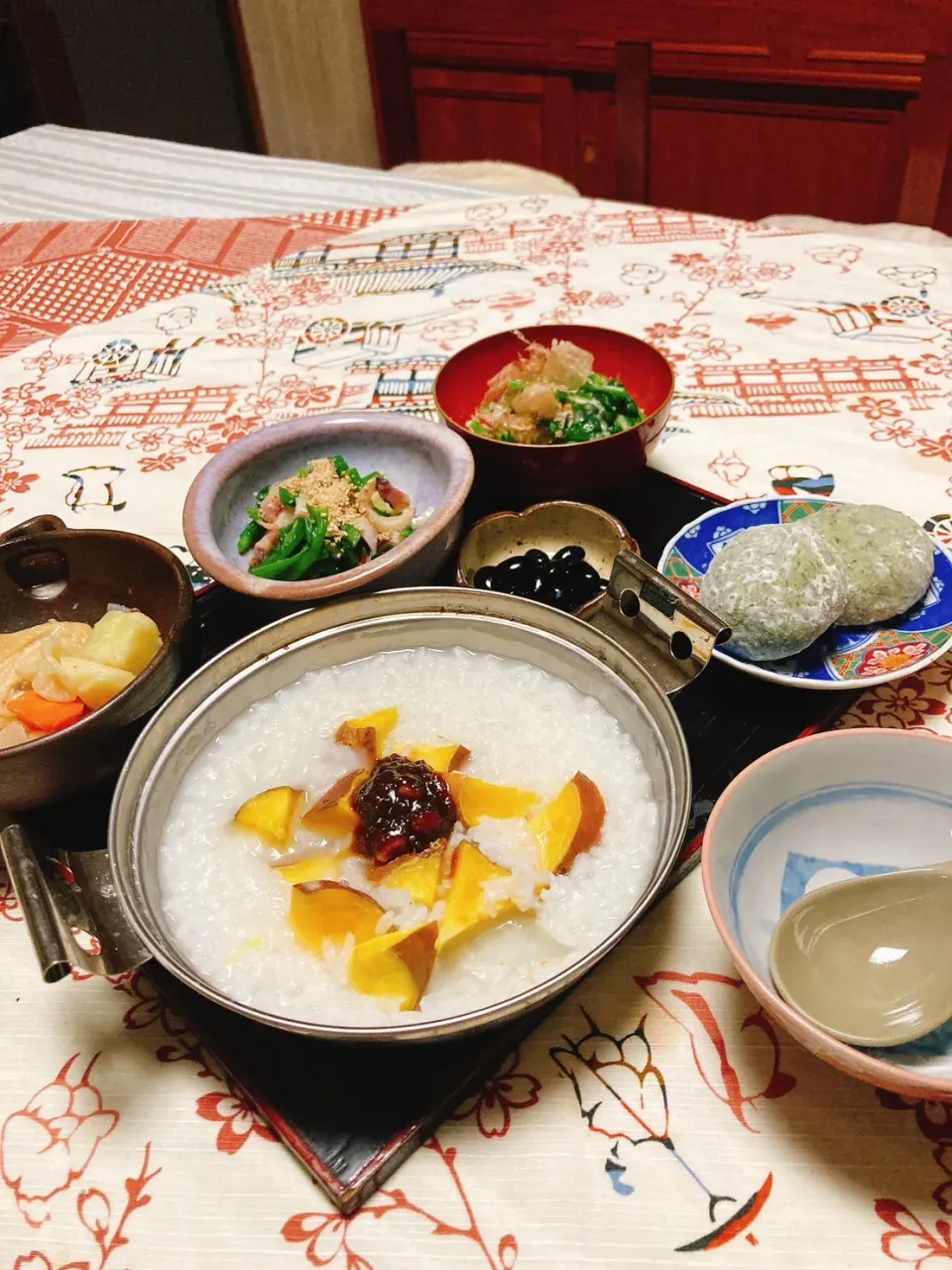 grandmaの晩ごはん☆ 今夜はチャイブで酢味噌和え､木の芽を入れて…
ほうれん草は山かけにしました
さつま芋のお粥で
デザートには草餅を|kaoriさん