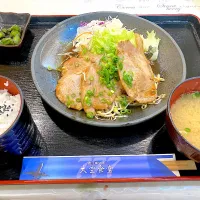 Snapdishの料理写真:生姜焼き定食at鹿児島空港大空食堂|秋山知隆さん