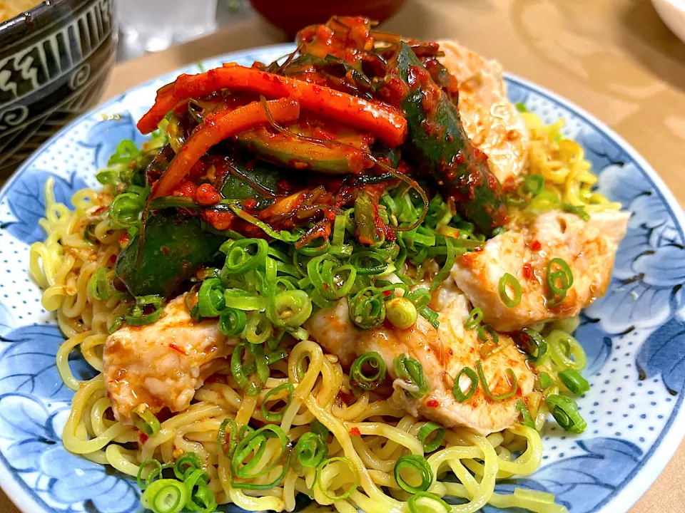 しっ鶏ハムと自家製キムチの辛ダレ🌶️冷麺|芹沢ゴロウさん