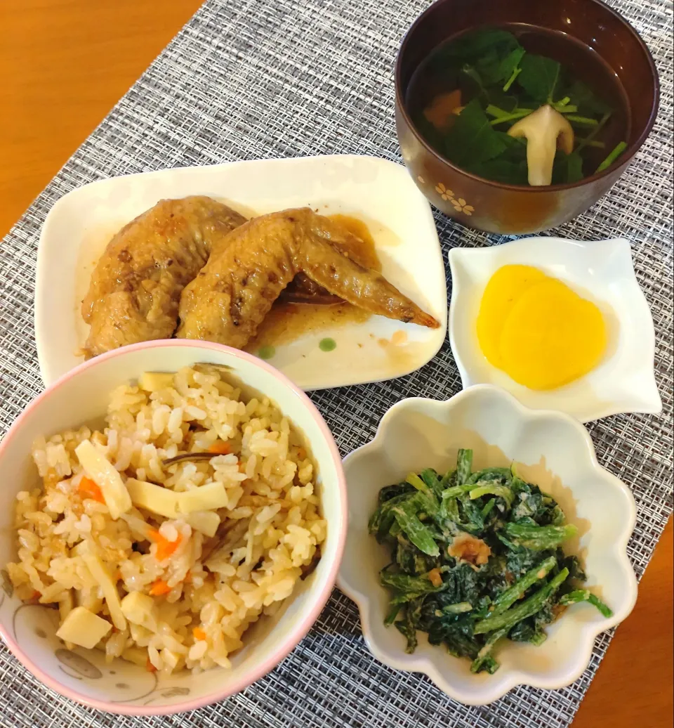 ☆炊き込みご飯
☆手羽先照り焼き
☆ほうれん草ピーナッツ和え
☆すまし汁
☆たくあん|chikakoさん