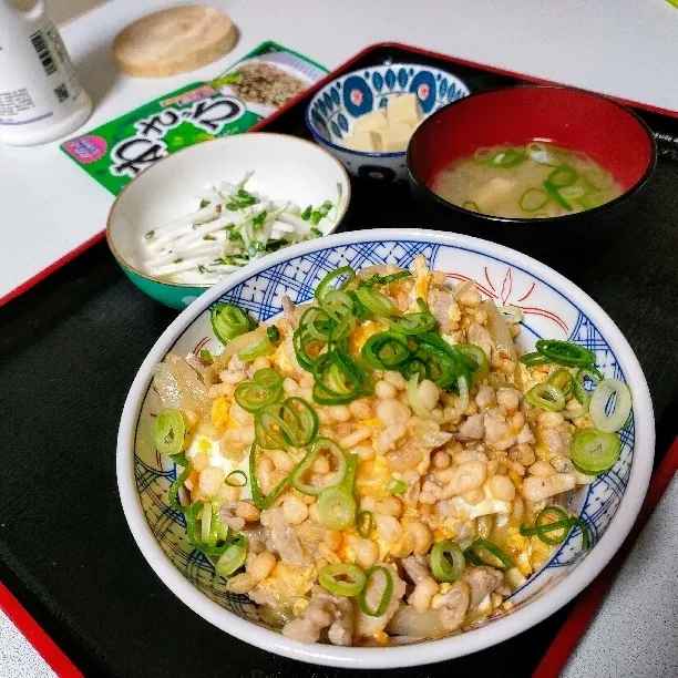 豚コマたぬき丼
大根&かいわれ大根サラダ
高野豆腐の煮物
みそ汁。|ariyo4200さん