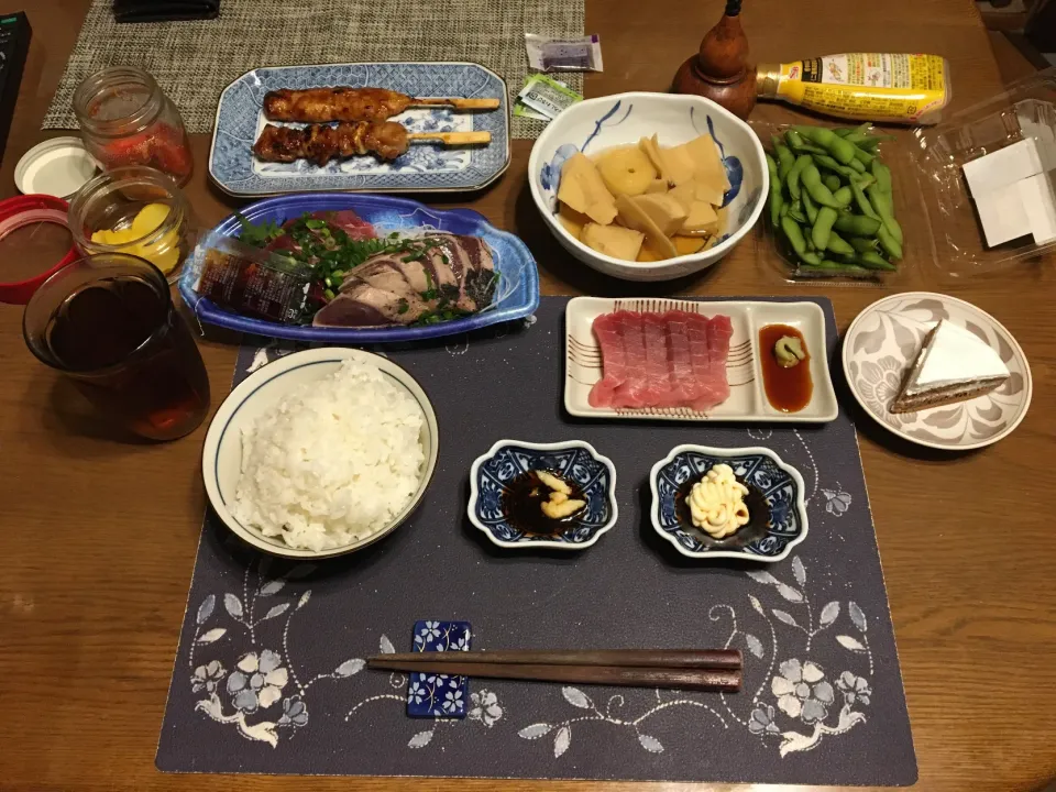 ご飯、筍の煮物、鰹のたたき、鰹の刺身、大めばちまぐろの刺身、鶏つくね串、鶏もも肉＆ニンニク串、枝豆、沢庵、烏龍茶、炊飯器で焼いてホイップクリームをナッペした溶かしチョコ入りチョコケーキ(夕飯)|enarinさん