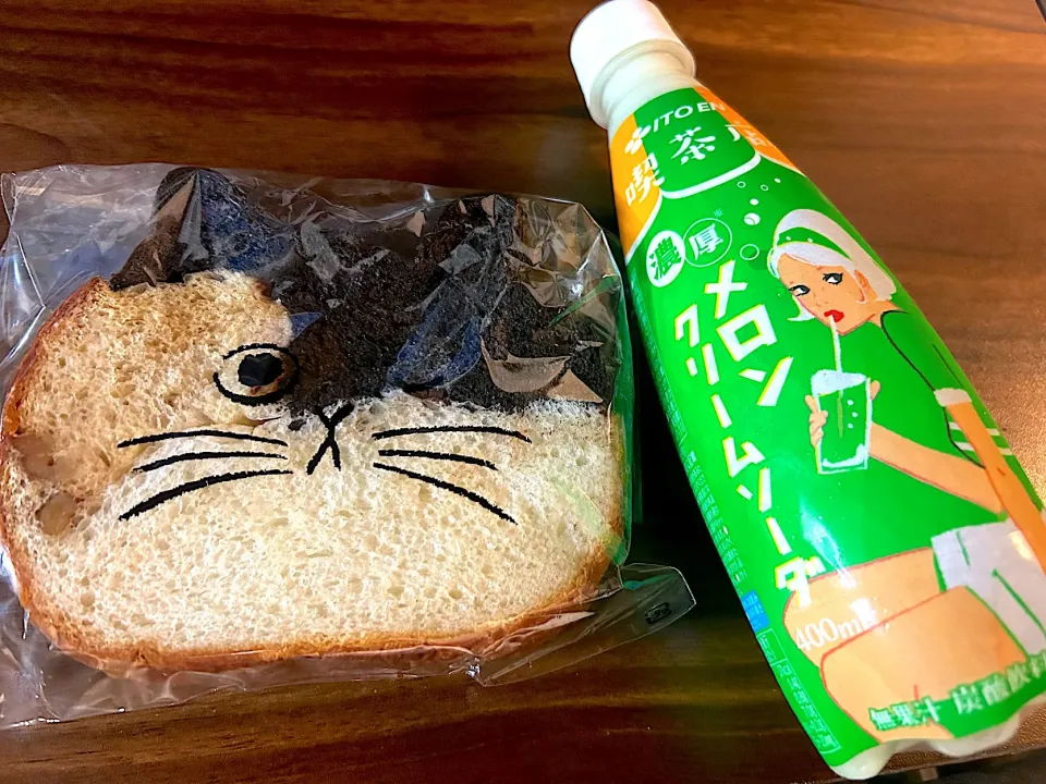 ねこねこ食パン(三毛猫)と濃厚メロンクリームソーダ|Tak@さん