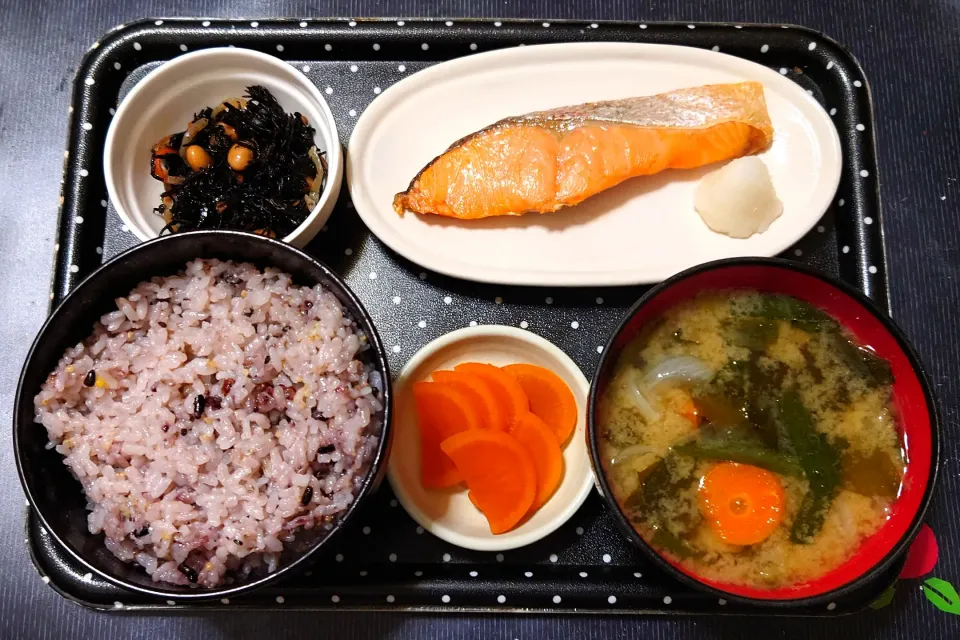 今日の朝ごはん（十六穀ごはんに焼鮭、ひじき煮、野菜のみそ汁、麦味噌󠄀漬たくあん）|Mars＠釜飯作り研究中さん