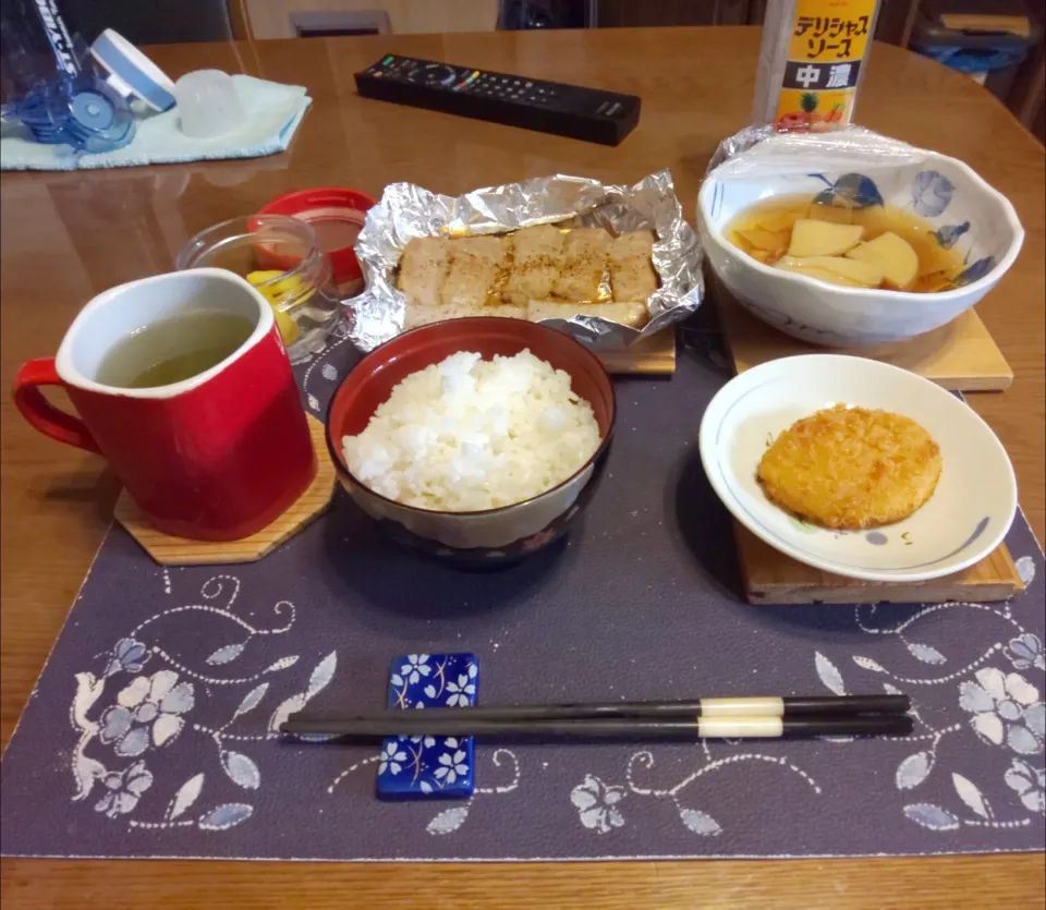 ご飯、鮪ソテー、筍の煮物、コロッケ、沢庵、熱い日本茶(朝ご飯)|enarinさん