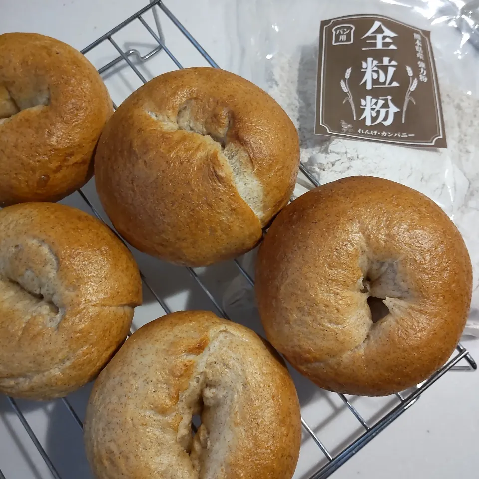 Snapdishの料理写真:全粒粉ベーグル|いりごまさん