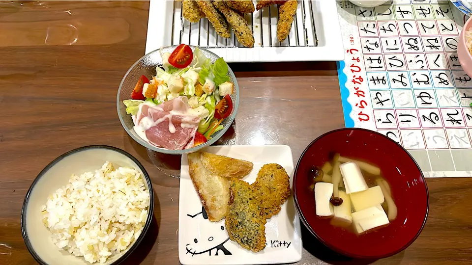 鯵の磯辺フライ　ポテトフライ　豆腐としめじのすまし汁　生ハムのシーザーサラダ|おさむん17さん