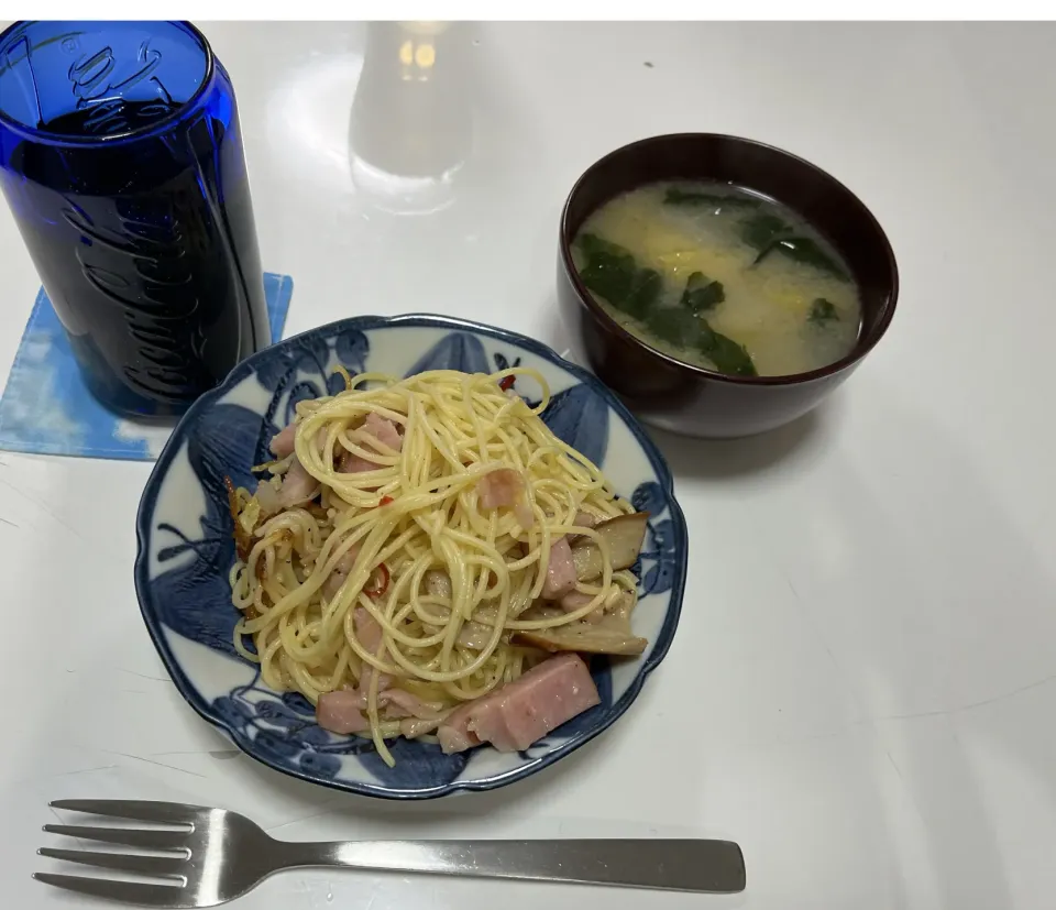 晩御飯☆ペペロンチーノ☆みそ汁（白菜・大根・小松菜）パスタ７束分したけど、みんな綺麗に完食。|Saharaさん