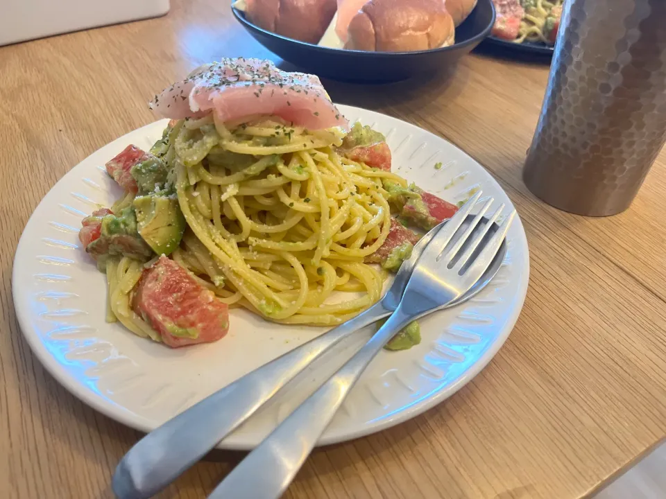 生ハムとアボカドとトマトのパスタ|やすださん