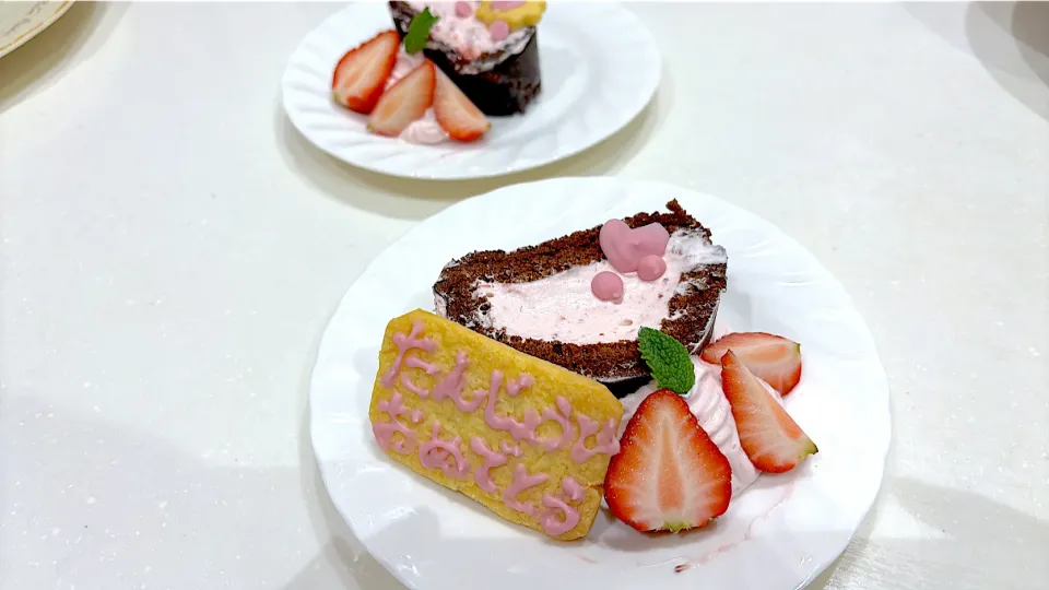 いちごのココアロールケーキ🍓|もいもいさん