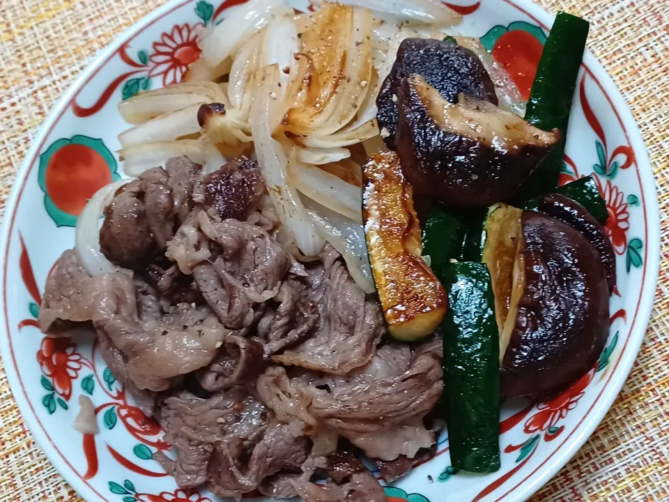 半額セールのすき焼き用肉買ったけど、すき焼きの材料ないのでこんなんになった|ぱいんてーるさん