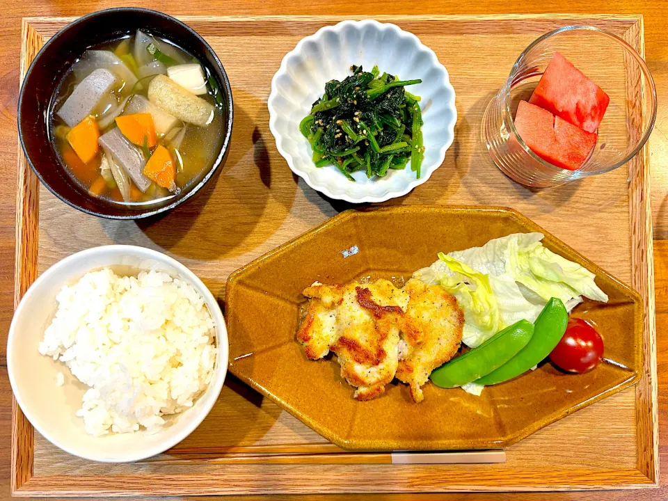 今日の夜ご飯(チキンのパン粉焼きガーリックレモン味、ほうれん草の胡麻和え、けんちん汁、スイカ)|cocomikaさん