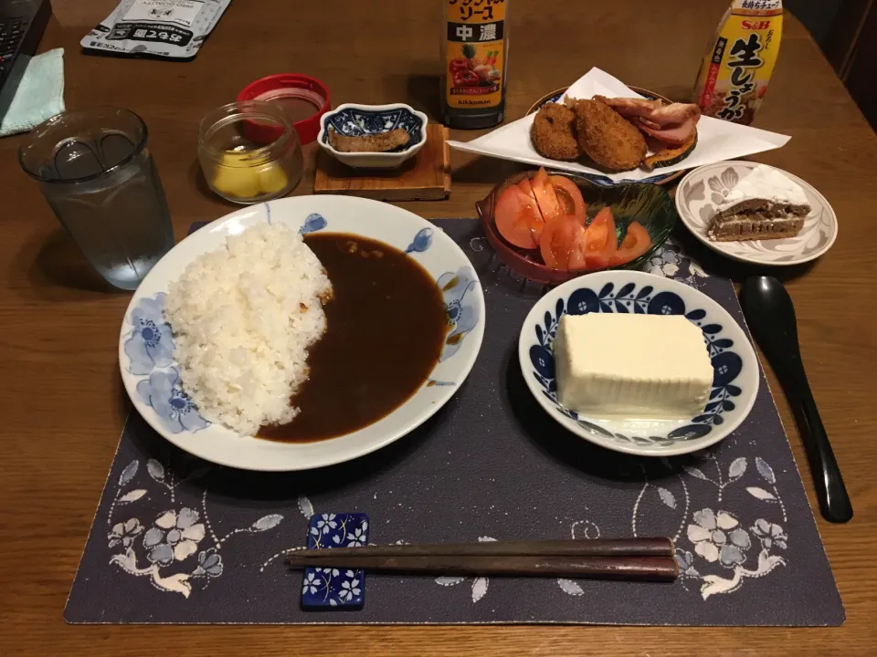 Snapdishの料理写真:カレーライス、コロッケ、かぼちゃの素揚げ、つるし焼豚スライス、トマト、冷奴、沢庵、鮪のソテー、お冷、チョコケーキ(夕飯)|enarinさん