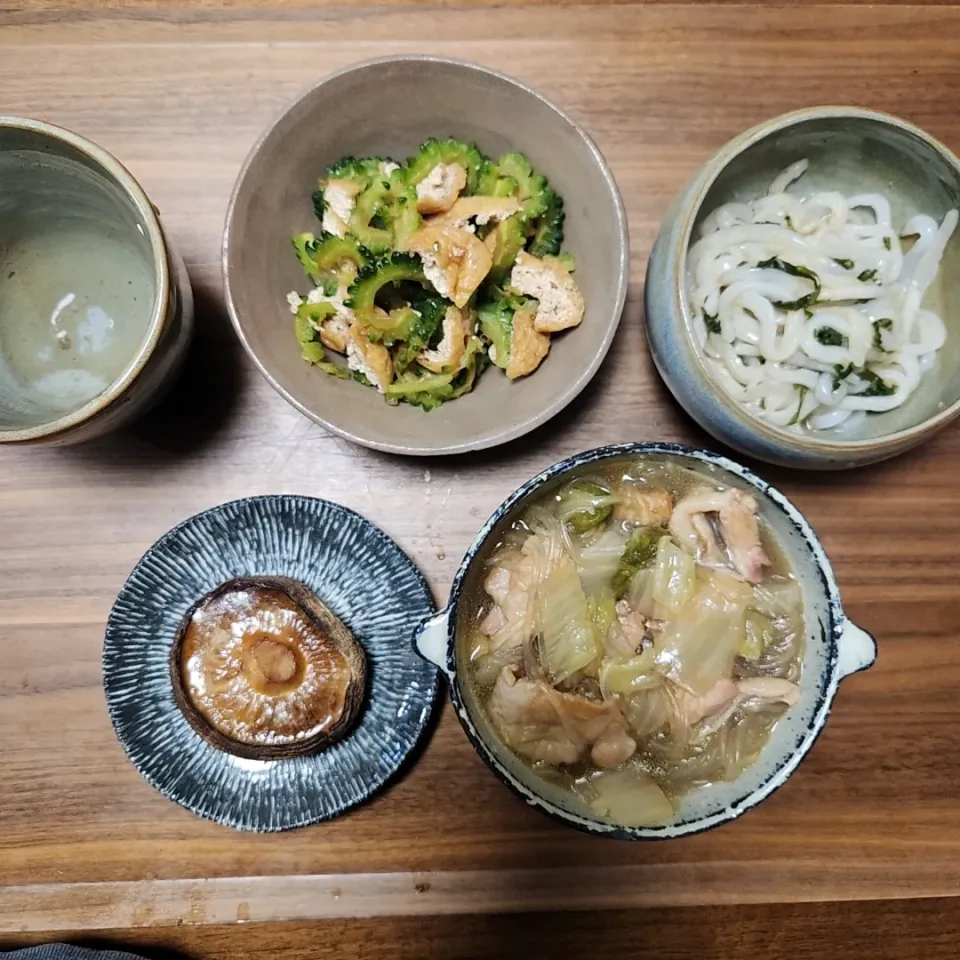 Snapdishの料理写真:20240414
鶏と白菜の旨煮
いか素麺
塩揉みゴーヤと油揚げ
椎茸のバター焼き|noccoさん