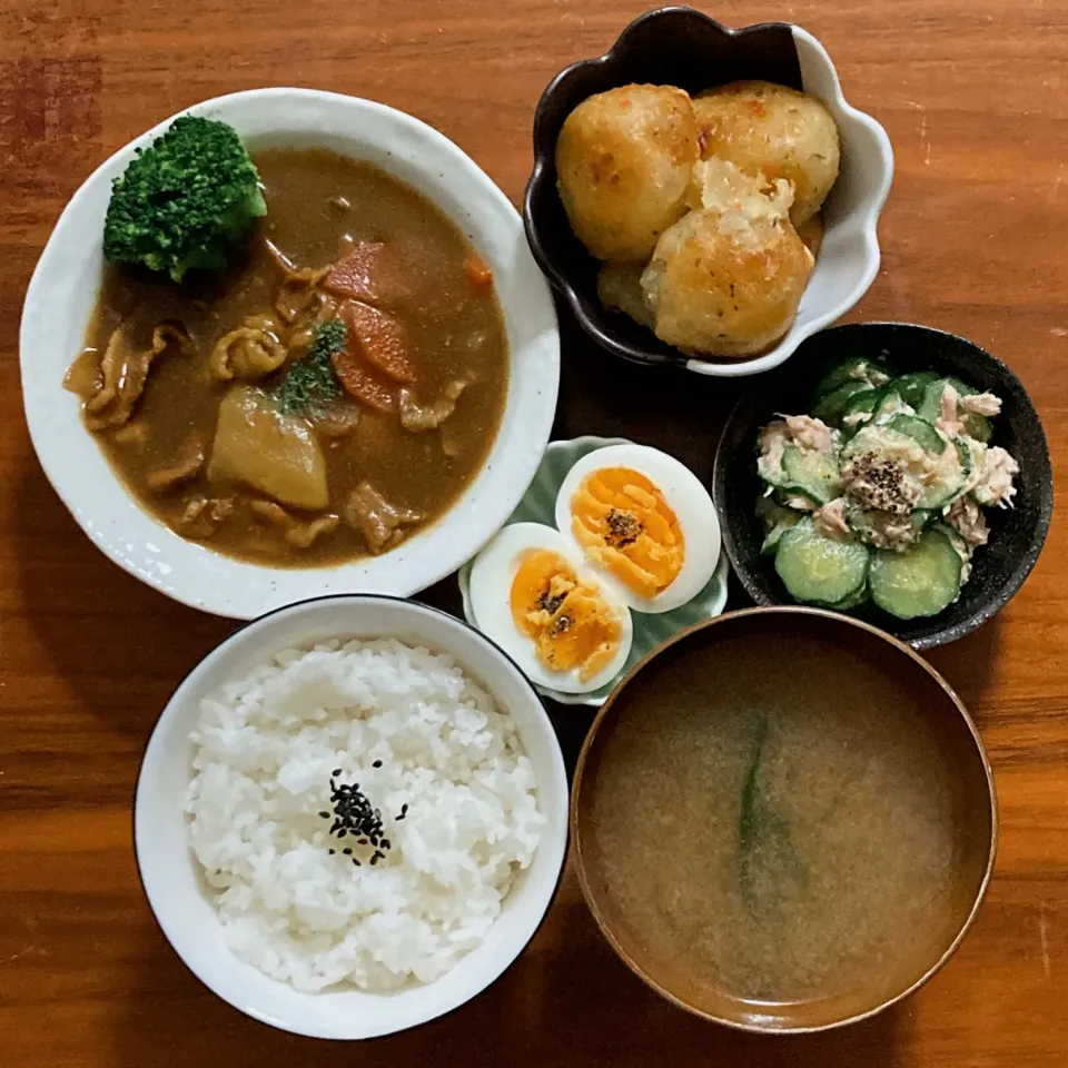 主食　白ご飯
主菜　初心者カレー🅿️
副菜　ツナマヨきゅうり🅿️
副菜　じゃがりこチーズボール
汁物　味噌汁
小鉢　ゆで卵|...さん