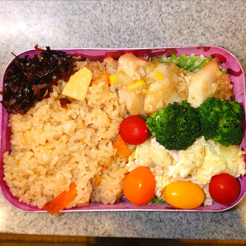 Snapdishの料理写真:塩だれレモンチキン、たけのこご飯、いぶりがっこポテサラ弁当|まりっぺ2024さん