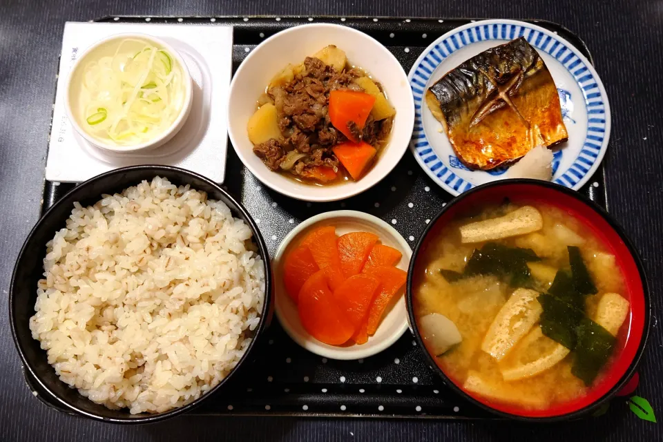 今日の朝ごはん（麦ごはんに焼鯖、肉じゃが、納豆、菊芋のみそ汁、麦味噌󠄀漬たくあん）|Mars＠釜飯作り研究中さん