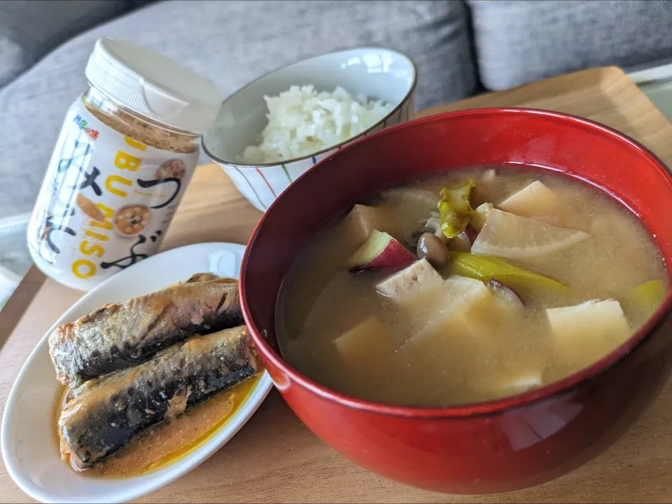 イワシの味噌煮、具だくさん味噌汁で朝ごはん🍚|しあるさん