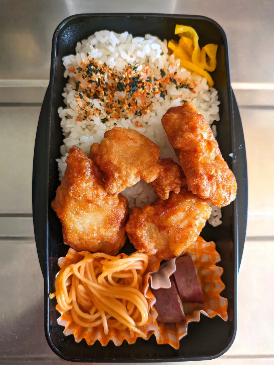 旦那弁当　2024/4/15

からあげ
さつまいもの甘煮
ミートソースパスタ|ユキヨメ♪さん