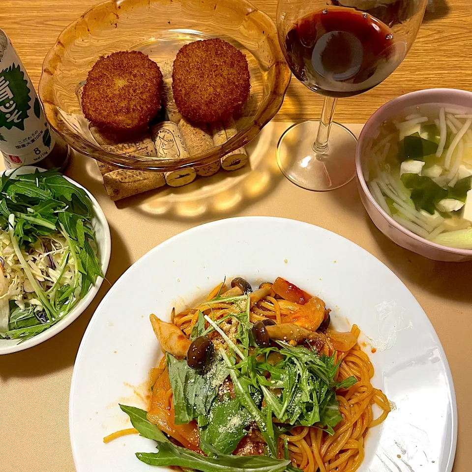 2024/04/14 新玉ねぎときのこのトマトチーズパスタ、中村のコロッケ、豆腐野菜スープ、水菜サラダ|kykyさん