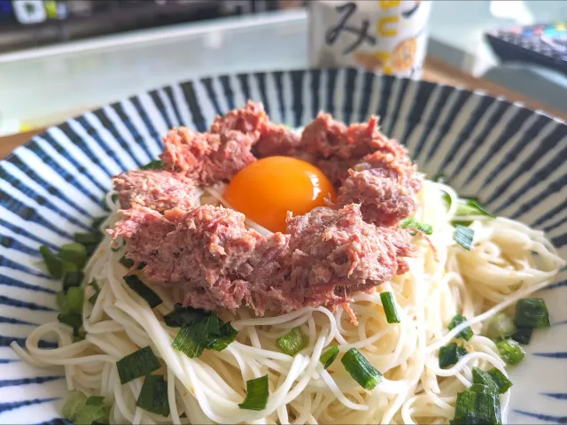 Snapdishの料理・レシピ写真:つぶみそで釜玉コンビーフ素麺
marukomeサイトを見て真似しました。
素麺にしたので、コンビーフにマヨネーズを少々、万能ネギを加えました☺｜今年の素麺が熱い！！素麺アレンジレシピ♪