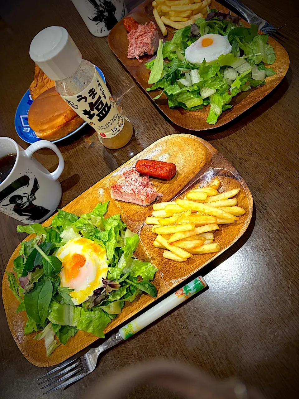 焼きソーセージ　フレンチフライ　温泉卵　サラダ　ハンバーガー　コーヒー|ch＊K*∀o(^^*)♪さん