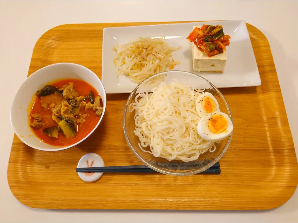 今日の夕食　パネーンカレー、そうめん、もやしナムル、キムチのせ冷奴|pinknari🐰🌈さん