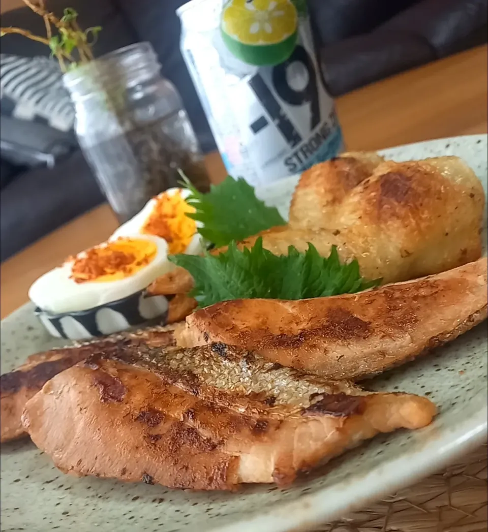 Snapdishの料理写真:鮭の漬け焼きと手羽餃子|まりおさん