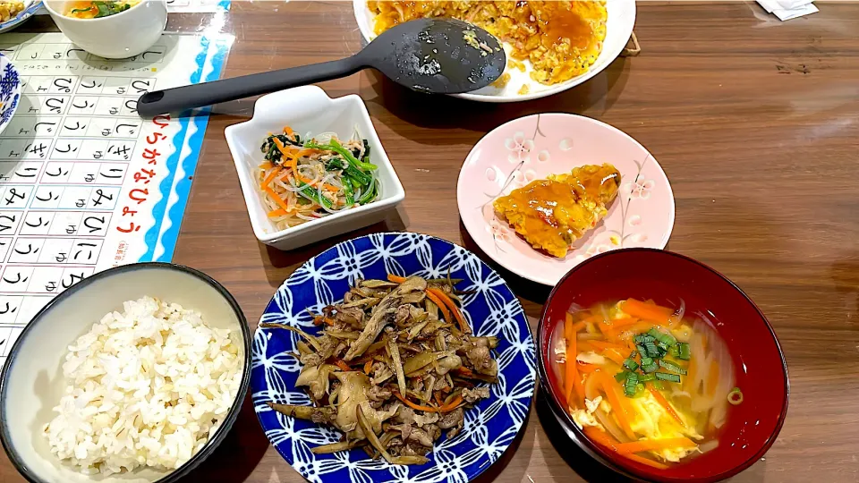 ごぼうと舞茸牛コマのきんぴら風炒め　人参と玉ねぎの中華スープ　はんぺんと豆腐入りカニ玉　ほうれん草と春雨のツナ中華和え|おさむん17さん