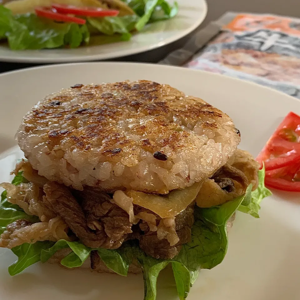 冷凍牛丼の具でライスバーガー|あやめもちもちさん