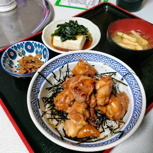 やきとり丼
きんぴらごぼう
豆腐と海藻のサラダ
みそ汁。|ariyo4200さん