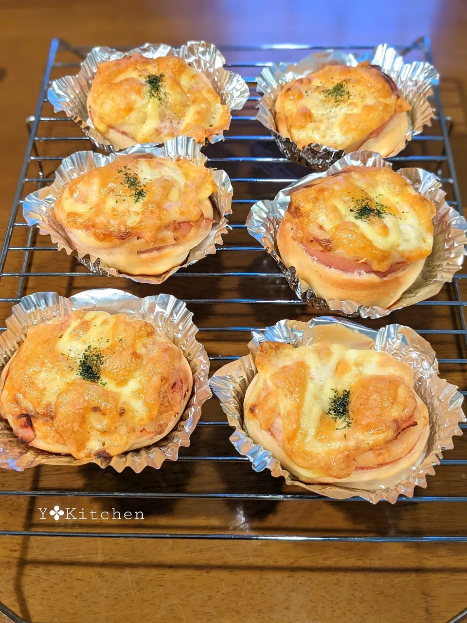 ハムチーズパン

こんがり美味しく焼けましたᐧ˚₊*̥‧(*ॱ꒳​ॱ* )ᐧ˚₊*̥ᐧ.ᐧ
パンに囲まれて幸せ過ぎるゥ♡

焼色もいい感じです|yuriさん