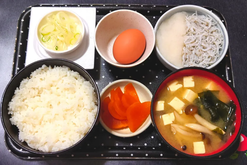 今日の朝ごはん（ごはんは青森県産青天の霹靂、しらすおろし、生卵、納豆、豆腐としめじのみそ汁、麦味噌󠄀漬たくあん）|Mars＠釜飯作り研究中さん