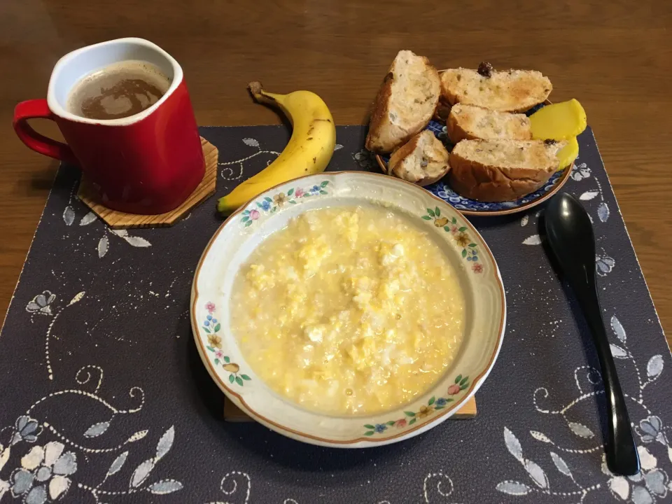 オートミール中華粥、葡萄胡桃トースト、沢庵、ホットコーヒー、バナナ(朝ご飯)|enarinさん