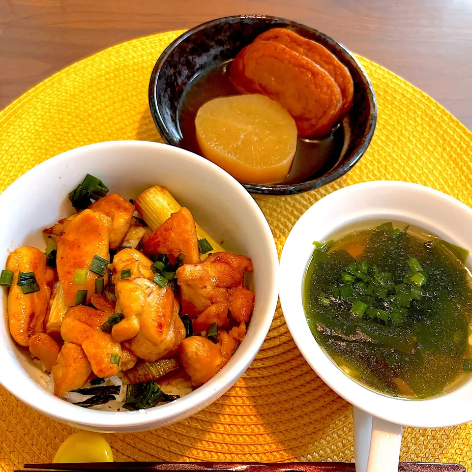 焼き鳥丼と大根とさつま揚げの煮物とわかめと豆腐の中華スープ|Ikuさん
