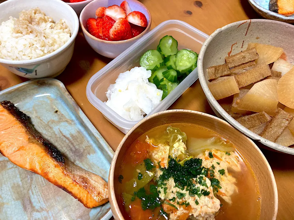 ミートローフのトマトスープ♡大根と鰯天の煮物♡焼き鮭♡大根ときゅうりの浅漬け♡発芽玄米ご飯♡苺🍓|さくたえさん