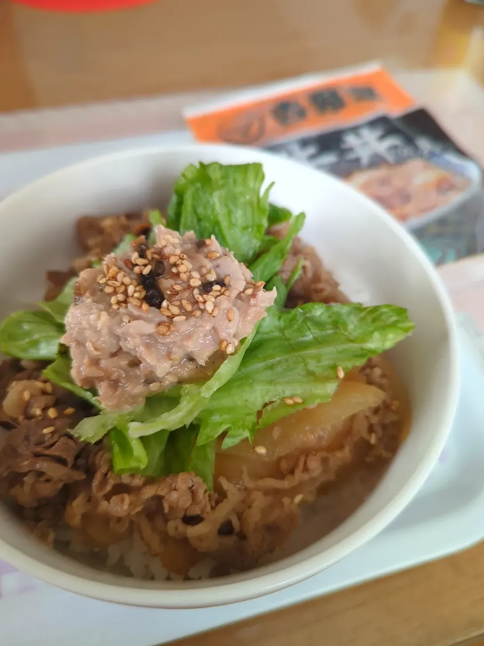 冷凍牛丼の具で牛丼のツナマヨ昆布のレタス乗せ😋|みぽりん♪さん