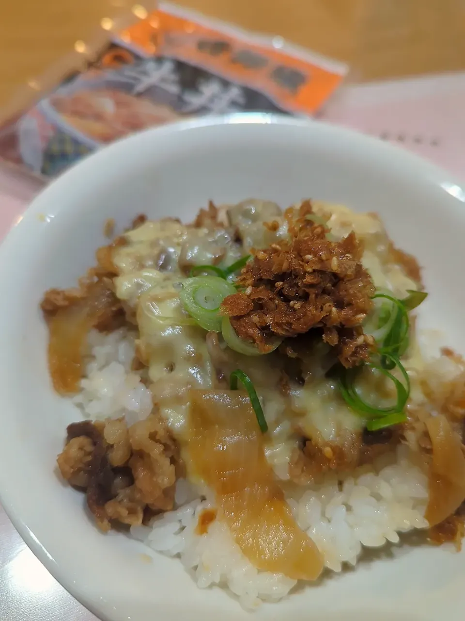 冷凍牛丼の具でチーズ牛丼のおかかポン酢乗せ😋|みぽりん♪さん