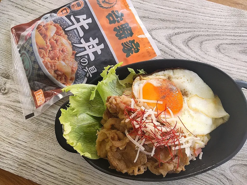 吉野家の牛丼の具でチャーハン牛丼！チーズ目玉焼きトッピング|puniさん